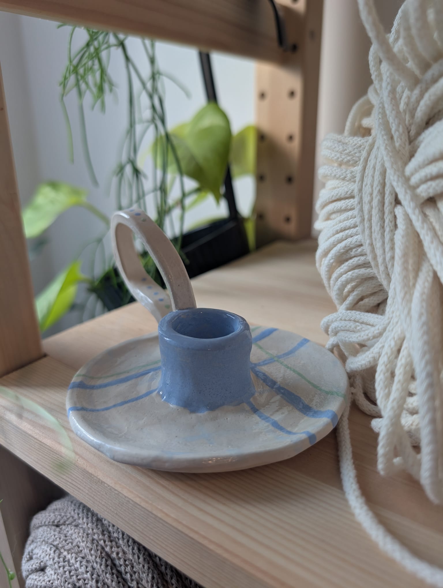 Ceramiczny świecznik - widok z boku